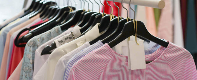 cabides com blusas femininas