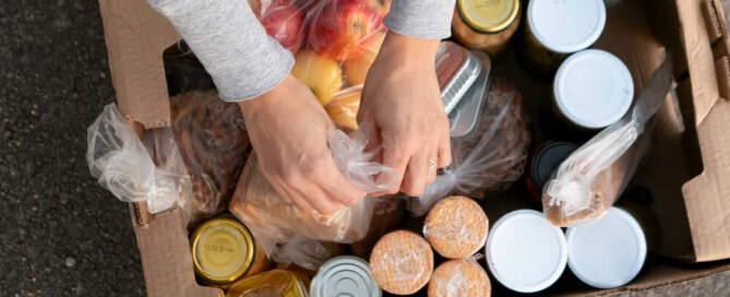 Pessoa mexe em cesta de alimentos