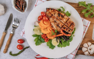 Foto com imagem de prato com peito de frango e salada